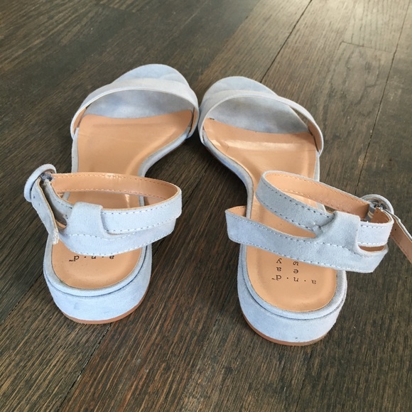 Light blue sandals size 8W - Picture 3 of 4